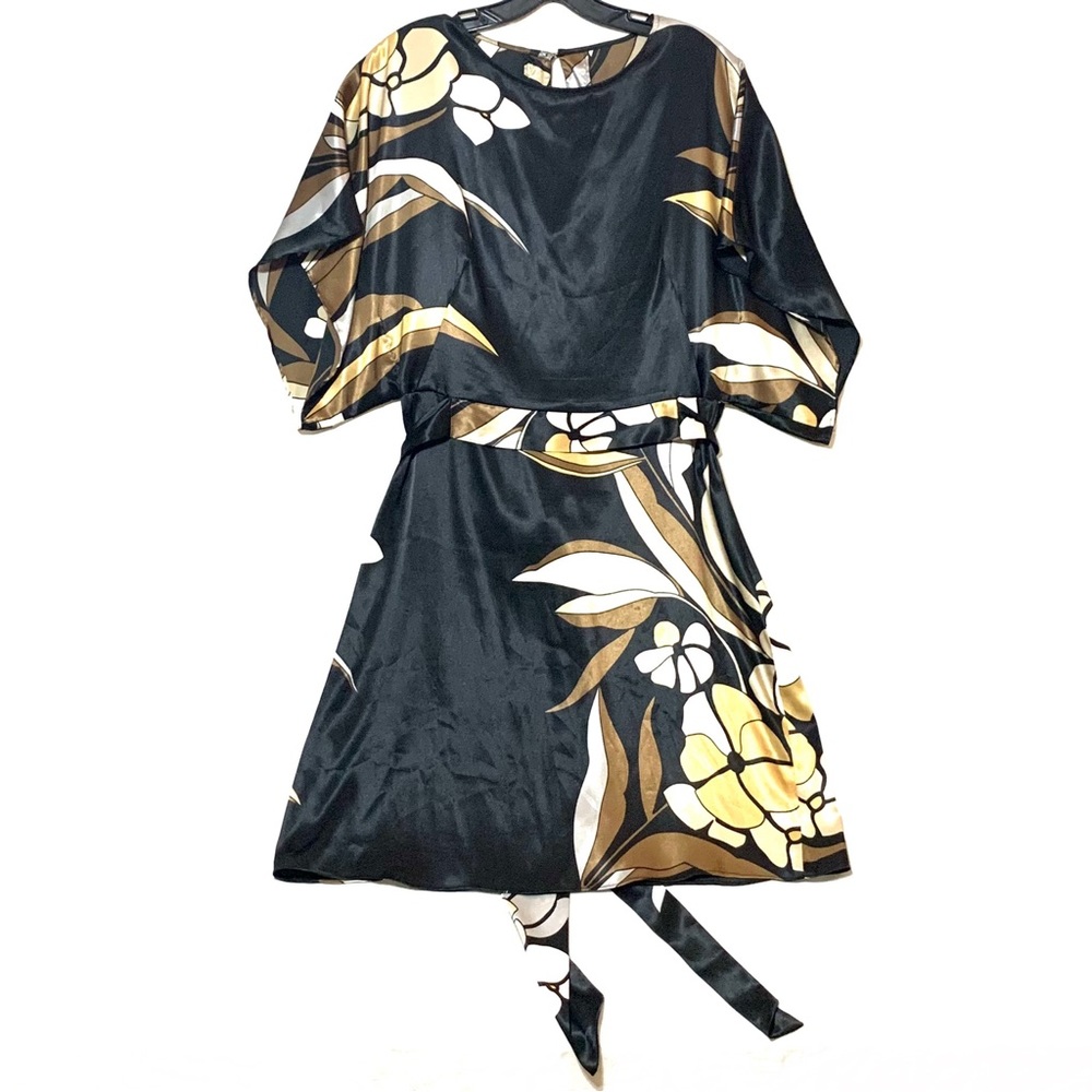 Flowy floral dress with tie-back